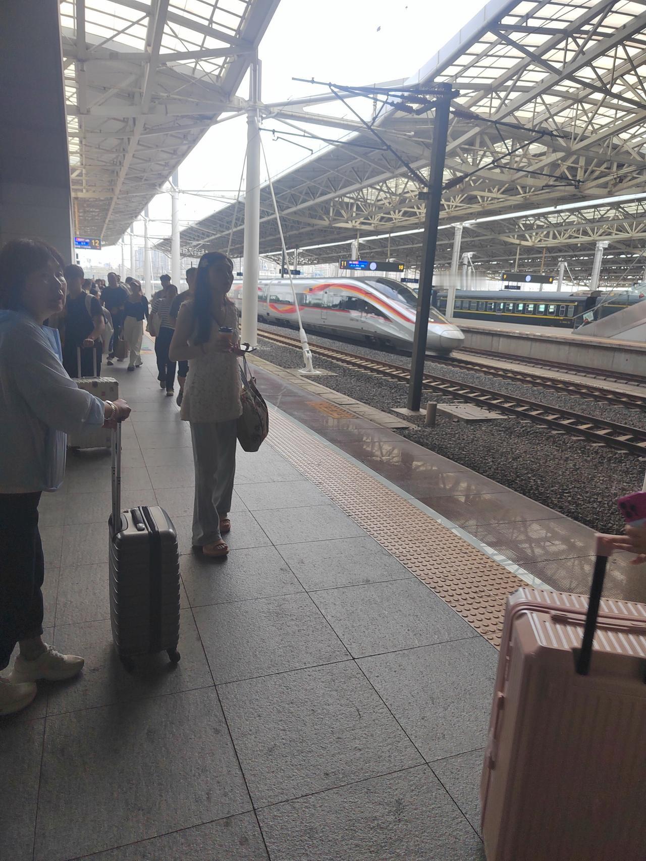 收拾好行李踏上旅途，站台上到处都是赶路的人。高铁四通八达，出行越来越方便，不管是