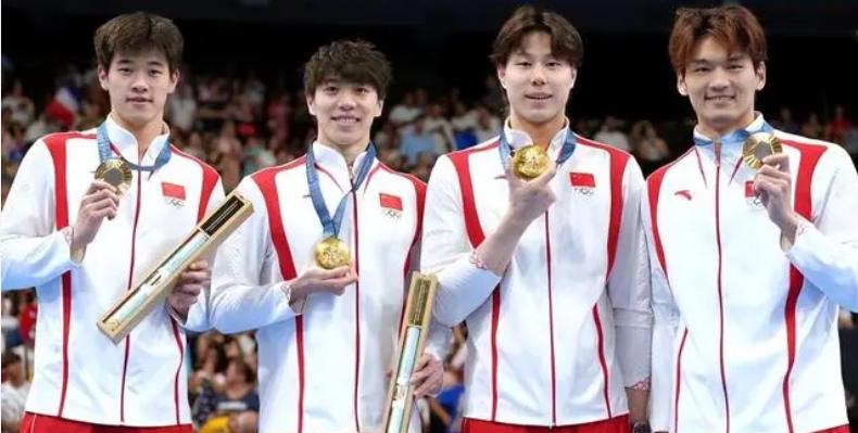 炸裂！男子4x100米混合泳接力中潘展乐霸气再现。

8月4日凌晨结束的巴黎奥运