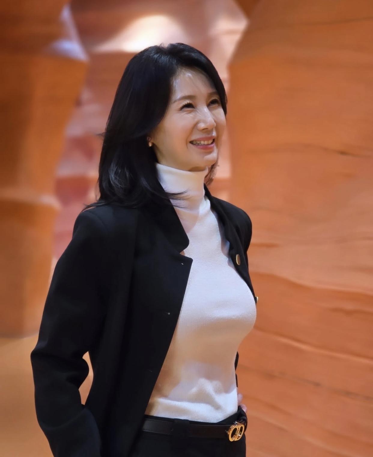 但自然美更在于内在。自信的女人，坦然面对自己的优缺点，步伐坚定、眼神明亮；坚韧的