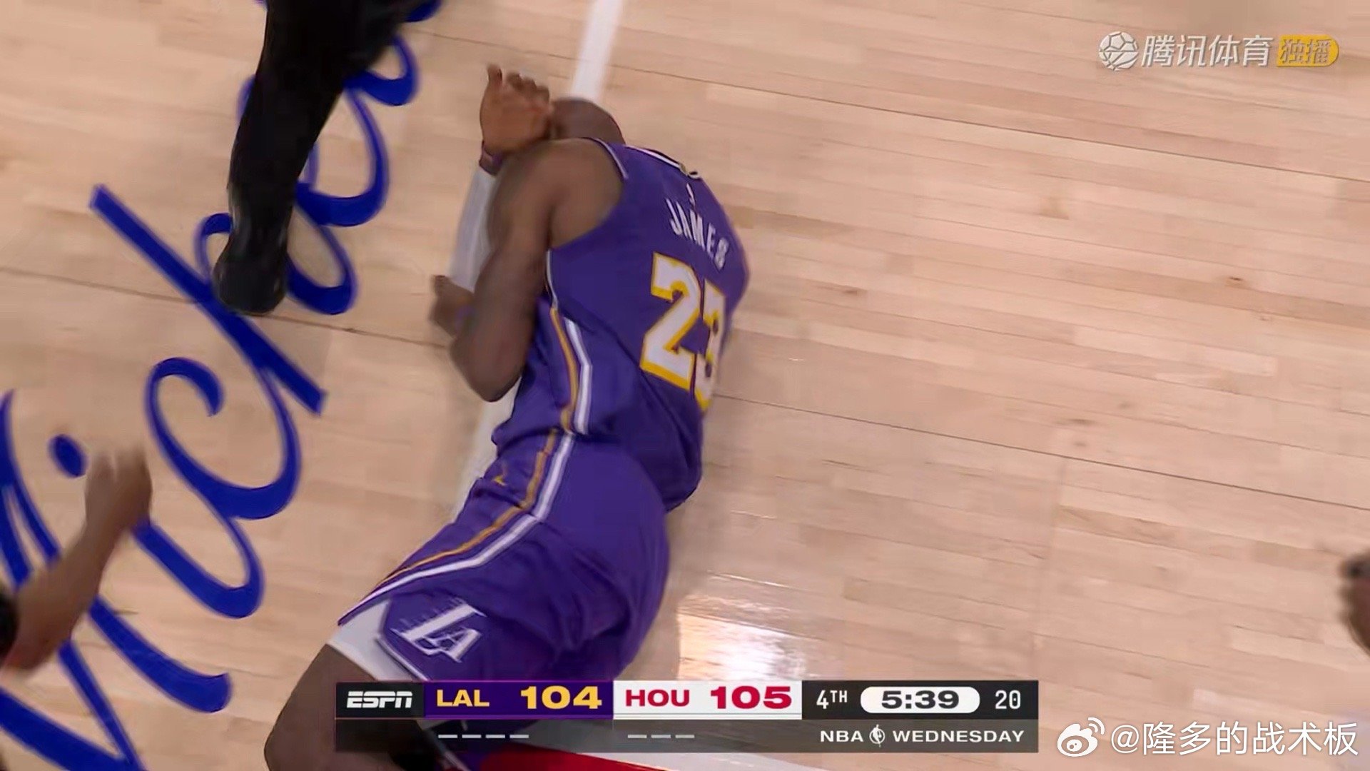 哇靠，詹姆斯好像又伤到手肘湖人vs火箭