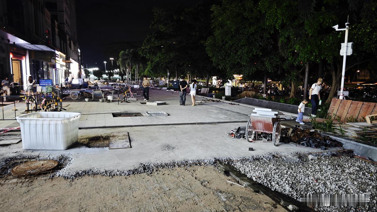 继续跟进南沙万达斜坡修复工程，速度继续加快，已经铺地砖了，如果不是今天下雨的话估