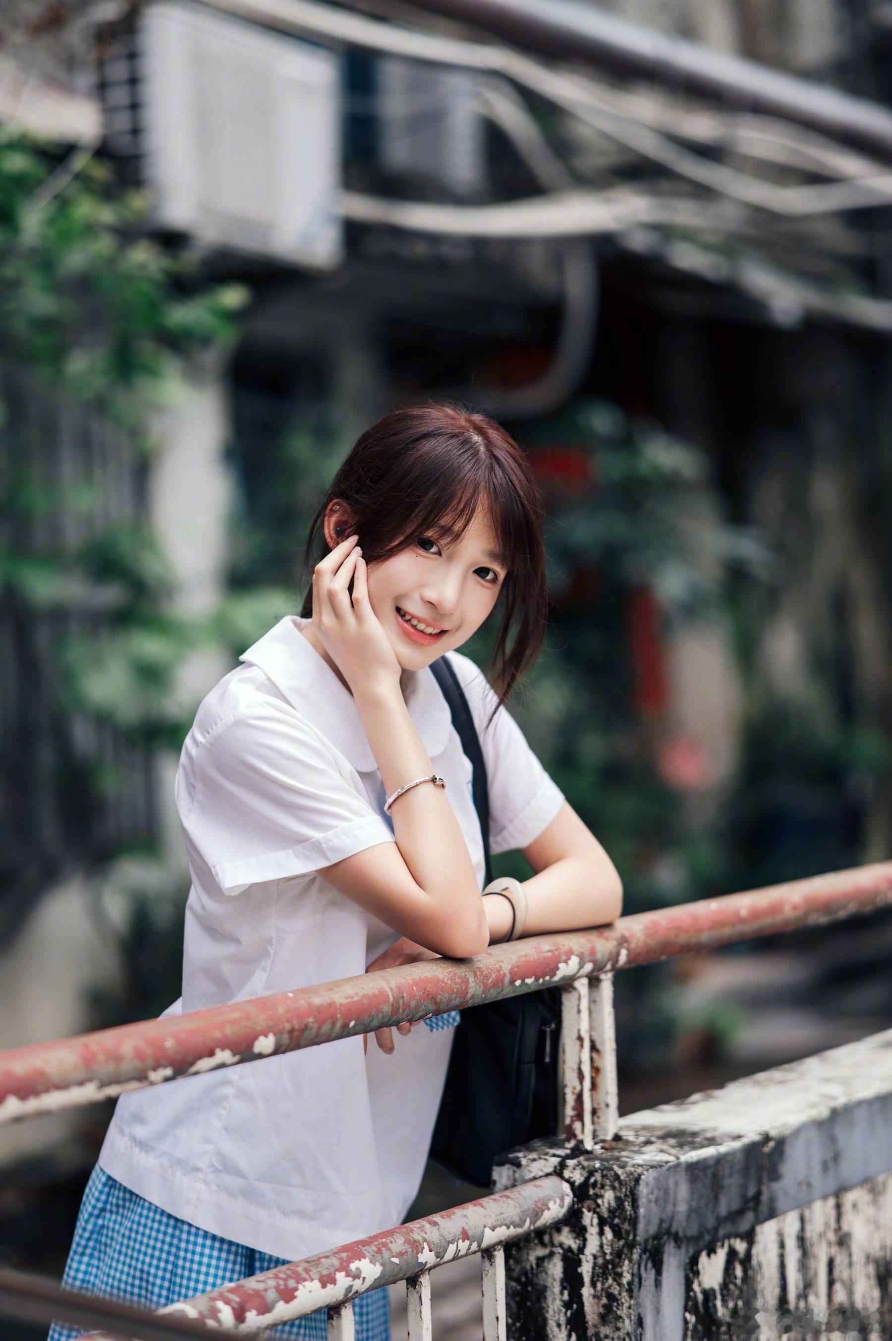 尾巴生活 下课之后，随身听里转动的磁带，是一整个回不去的青春。拍摄于圆岭新村，赶