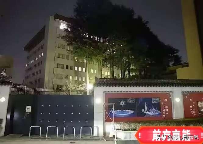 原来日本那个持刀强闯大使馆的军官曾经被咱们审讯了大概三个小时。很多最新消息陆续传