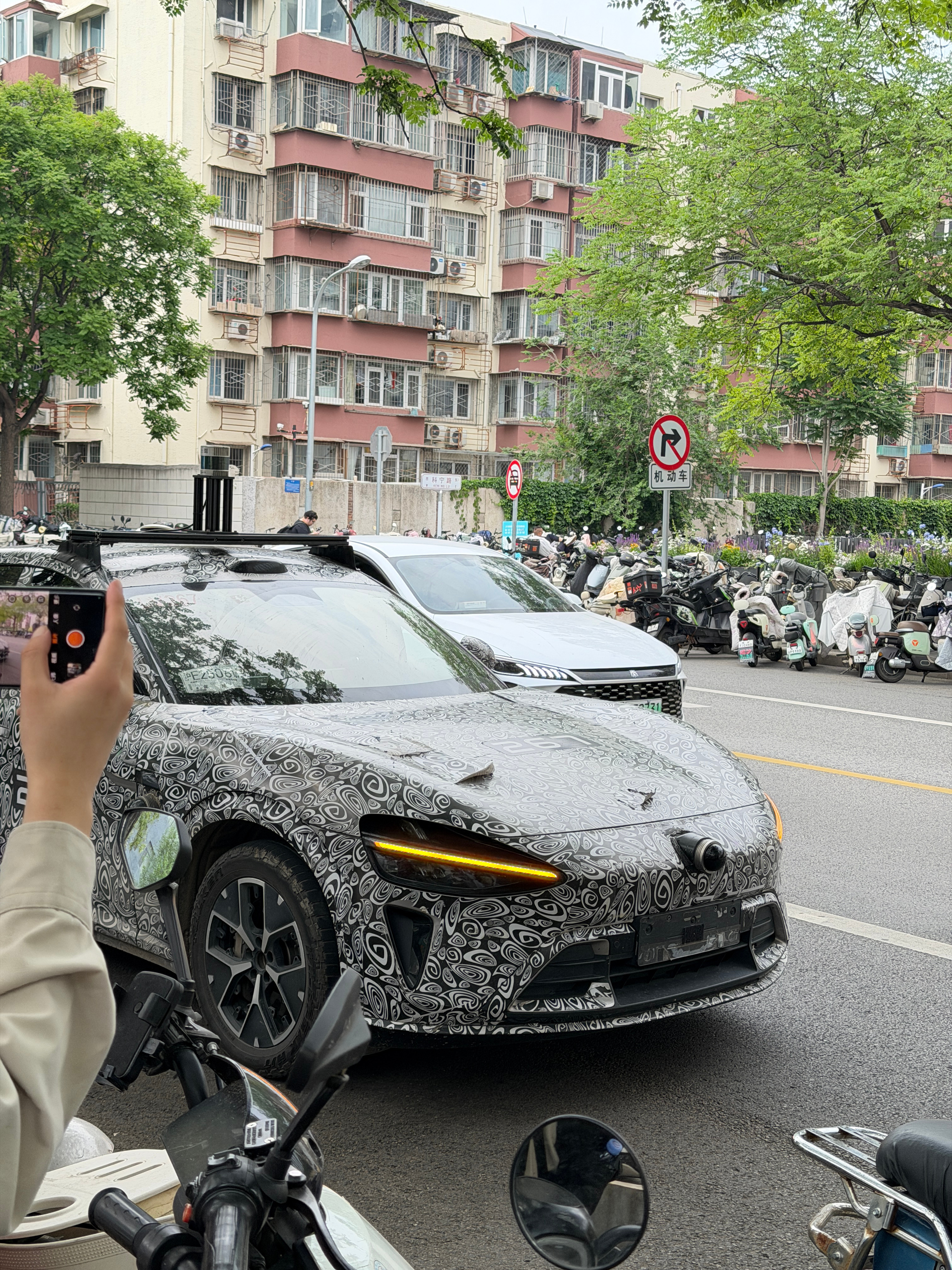 快手楼下看到的伪装车，果然大城市机会就是多… 