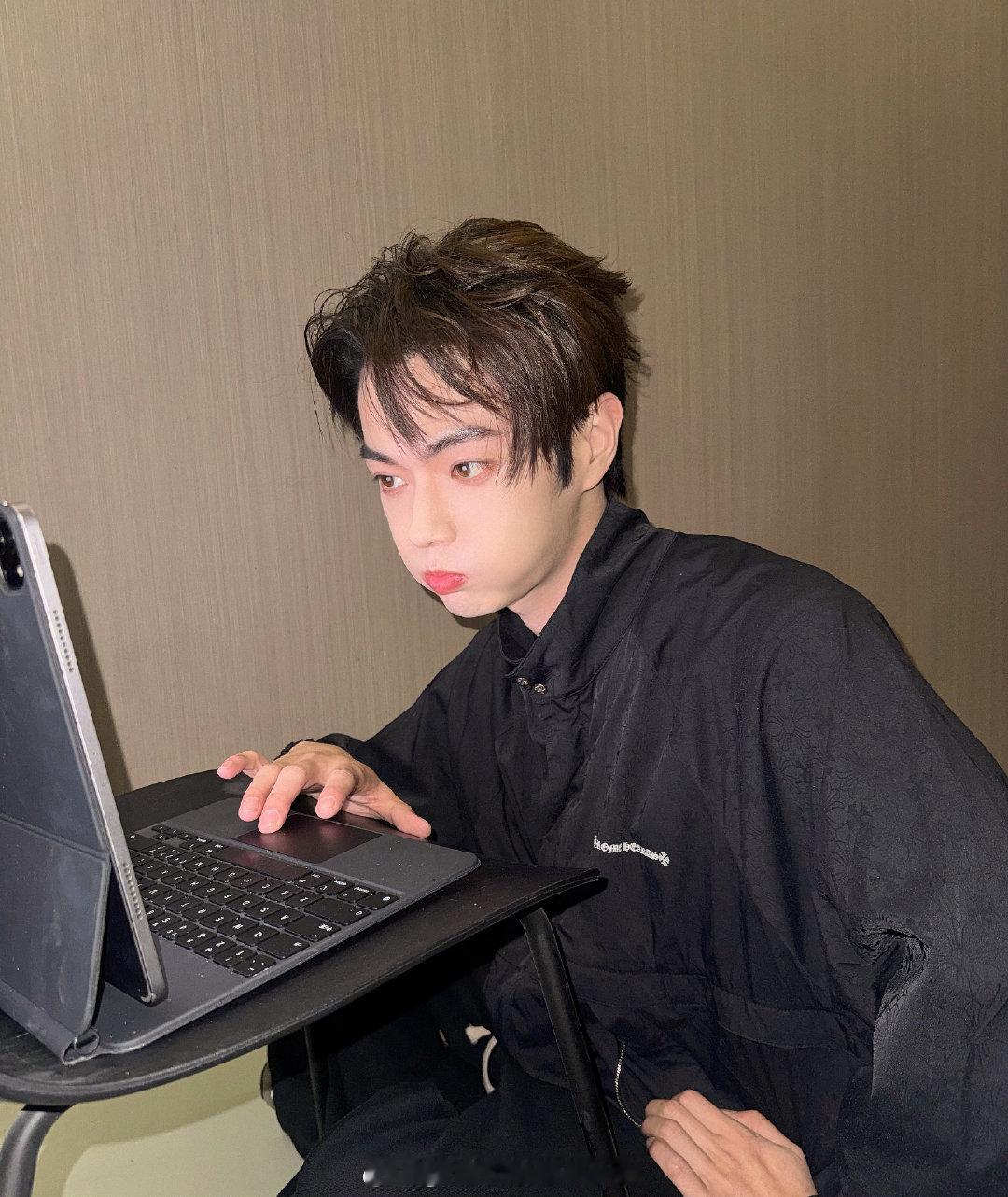 许凯的新营业嘟嘴照、酷照、玫红相机绝了 