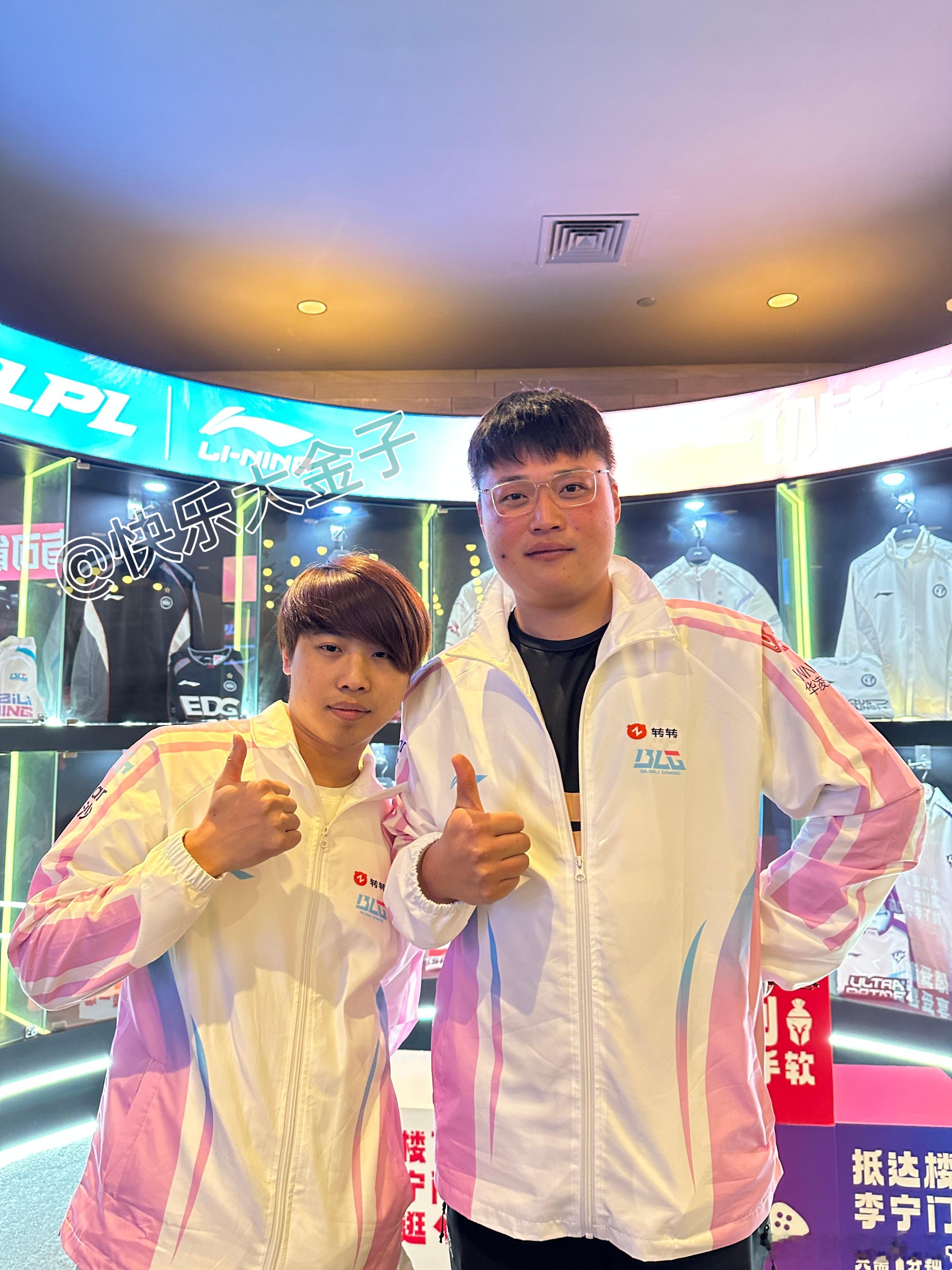 U2i和五五关观战BLGBLG对战WBG 前线小记者涵子在联盟竞技场拍到了U2i