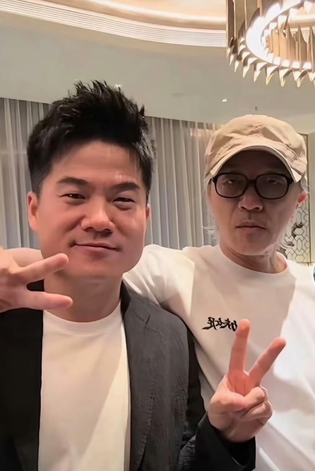 周星驰质疑董宇辉看大话西游500遍 说实话我也不信。500遍太夸张了，50遍还有
