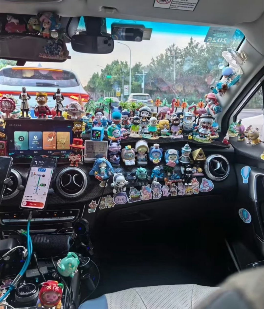 不要在车里放小玩偶了小玩偶的最大的伤害就是安全气囊弹出，它就是子弹，可能事故不大