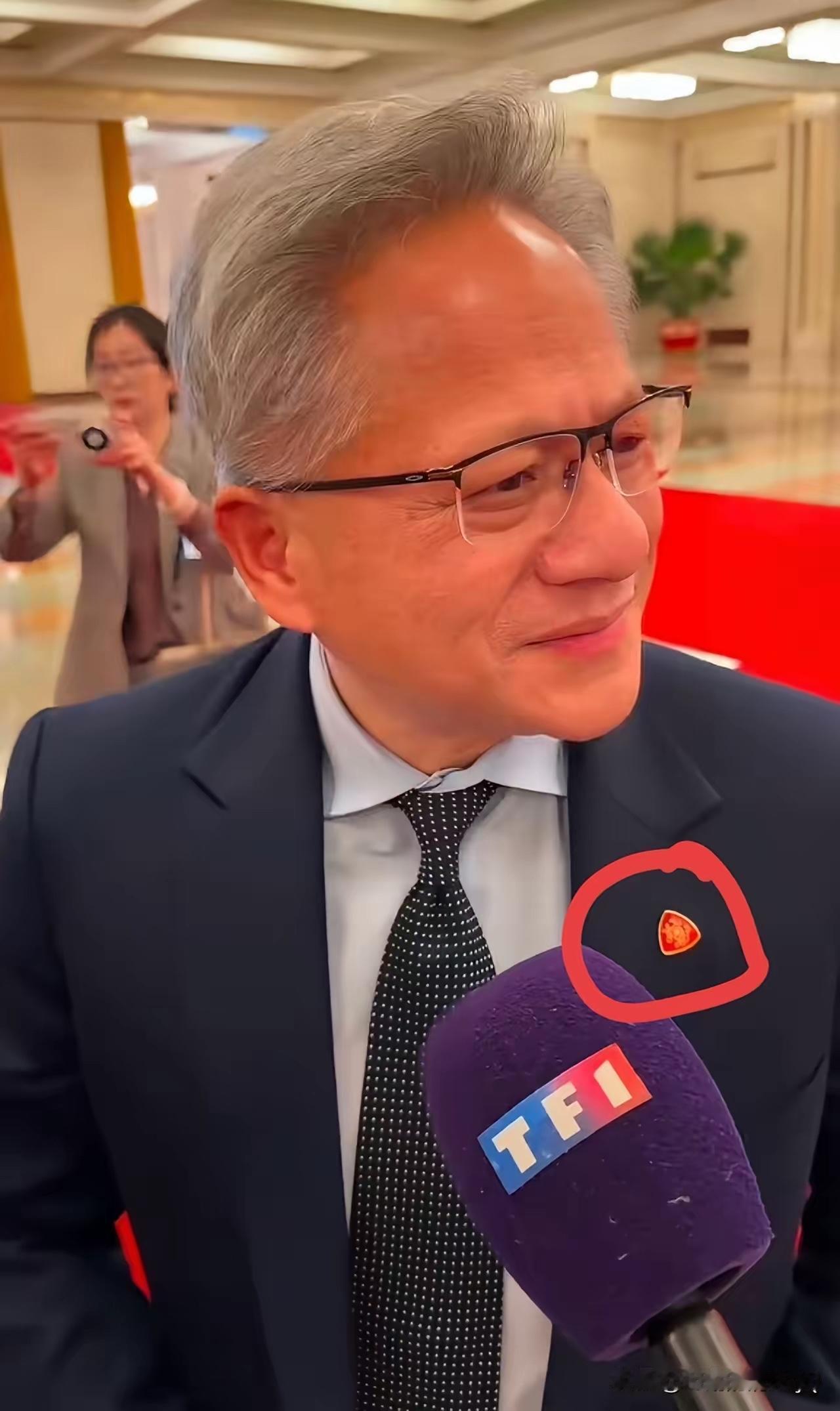 不懂就问，黄仁勋佩戴的是什么徽章