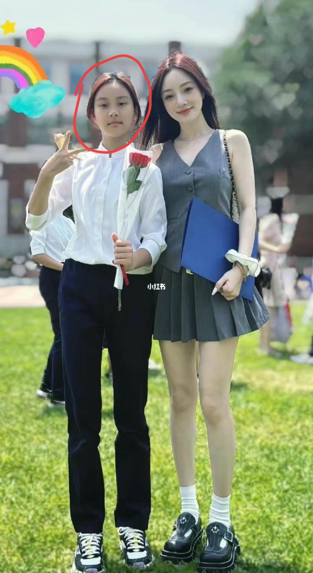 天呐！甜馨都快和妈妈一样高了，才小学毕业