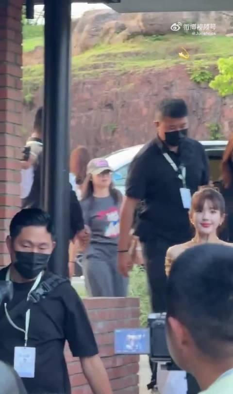 齐刘海的赵露思，露不露额头都很好看呐，好萌的千金