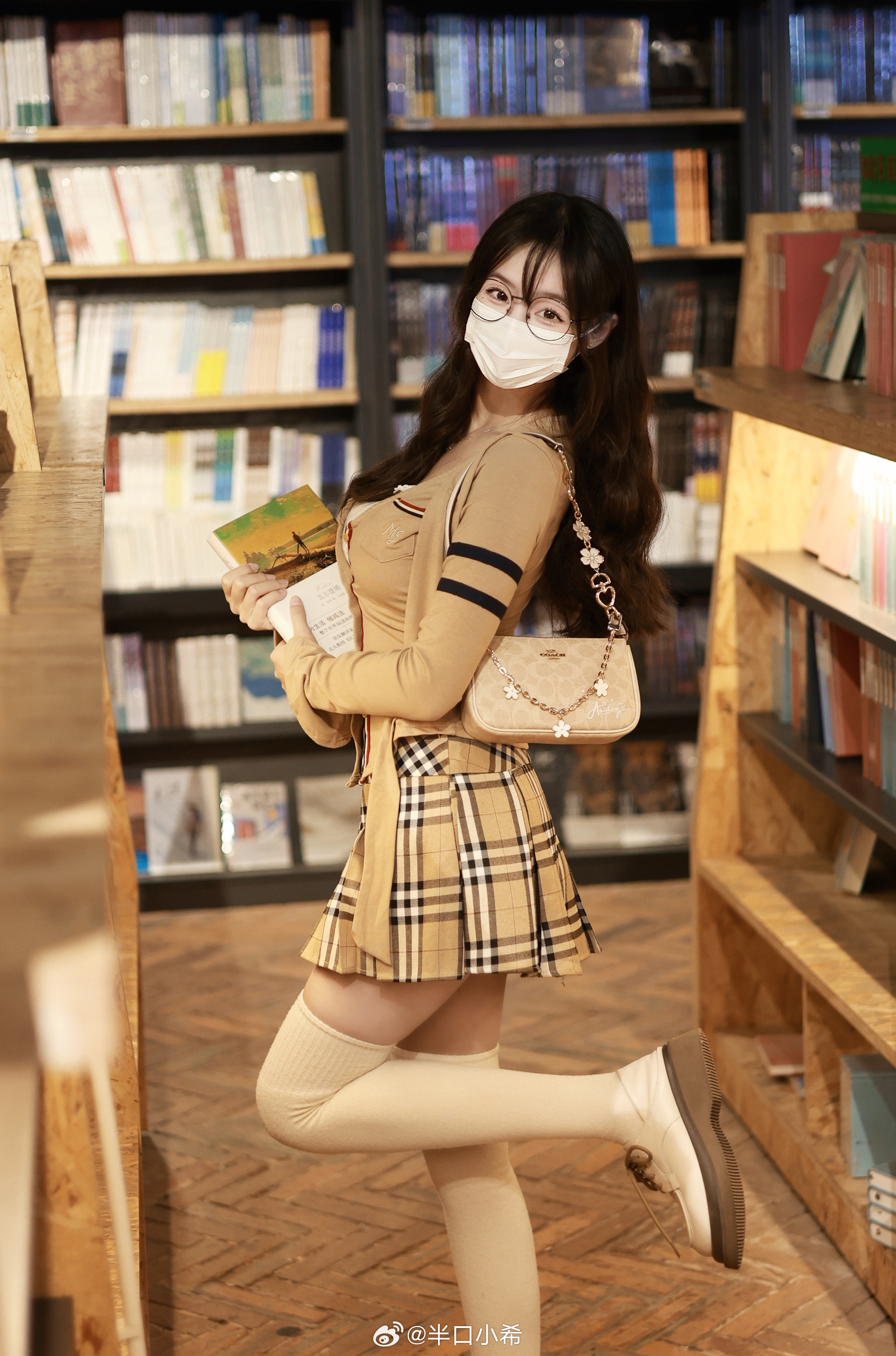 📔图书馆这么穿回头率有点高 ​​​