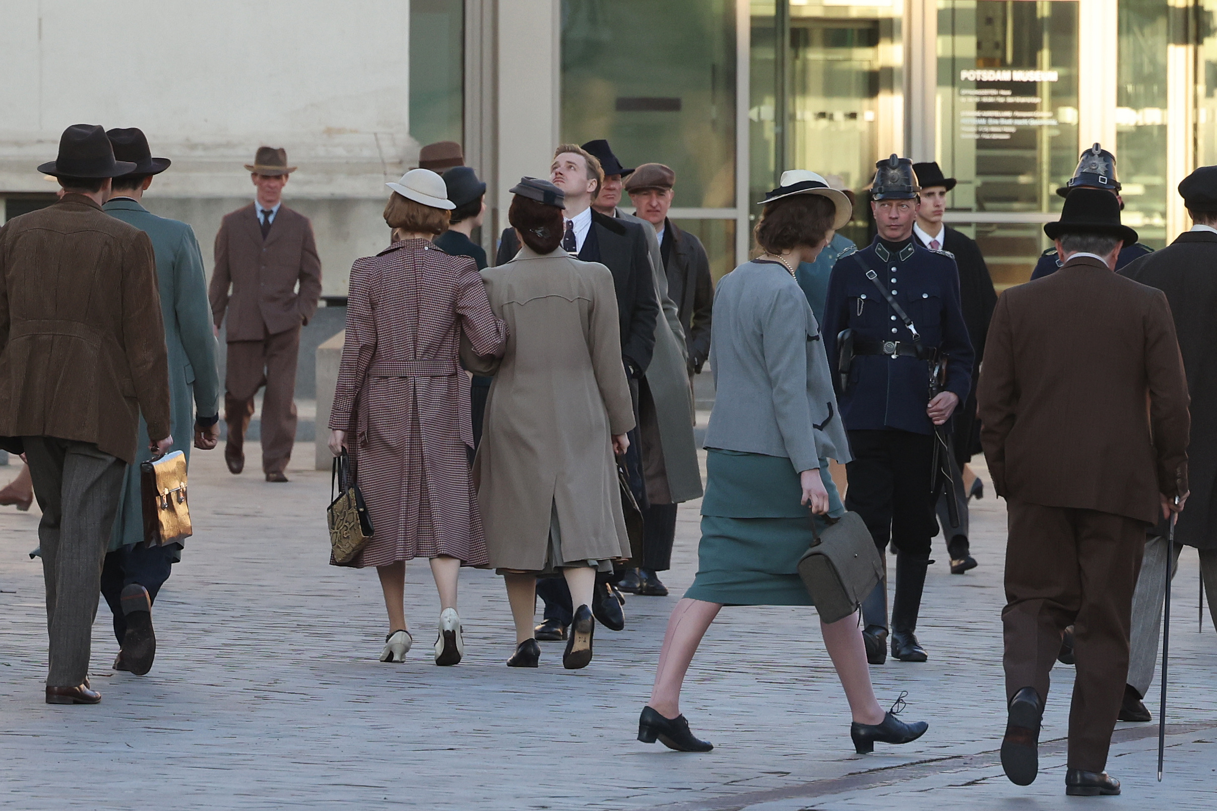 接客老登努力拍戏赚奶粉钱！Jack Lowden 近日在德国拍摄新剧《暗黑柏林》