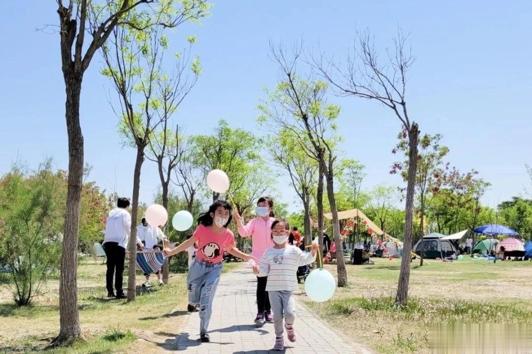  在烧烤区和朋友欢笑，在咖啡厅里享受下午的宁静，在帐篷酒店里看夜空的星星……来湖