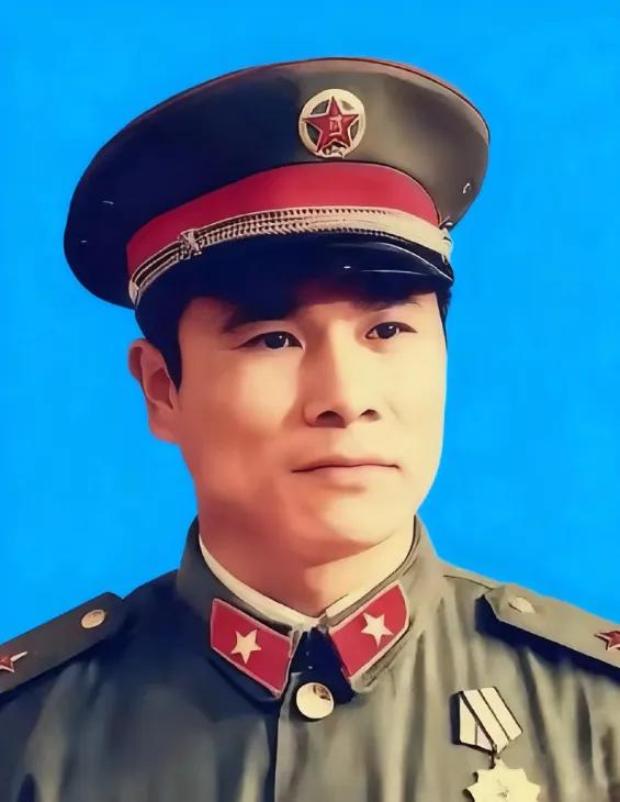 1979年，黄招强奉命护送伤兵撤退，中途休息时，他留意到队伍里多了几张陌生面孔，