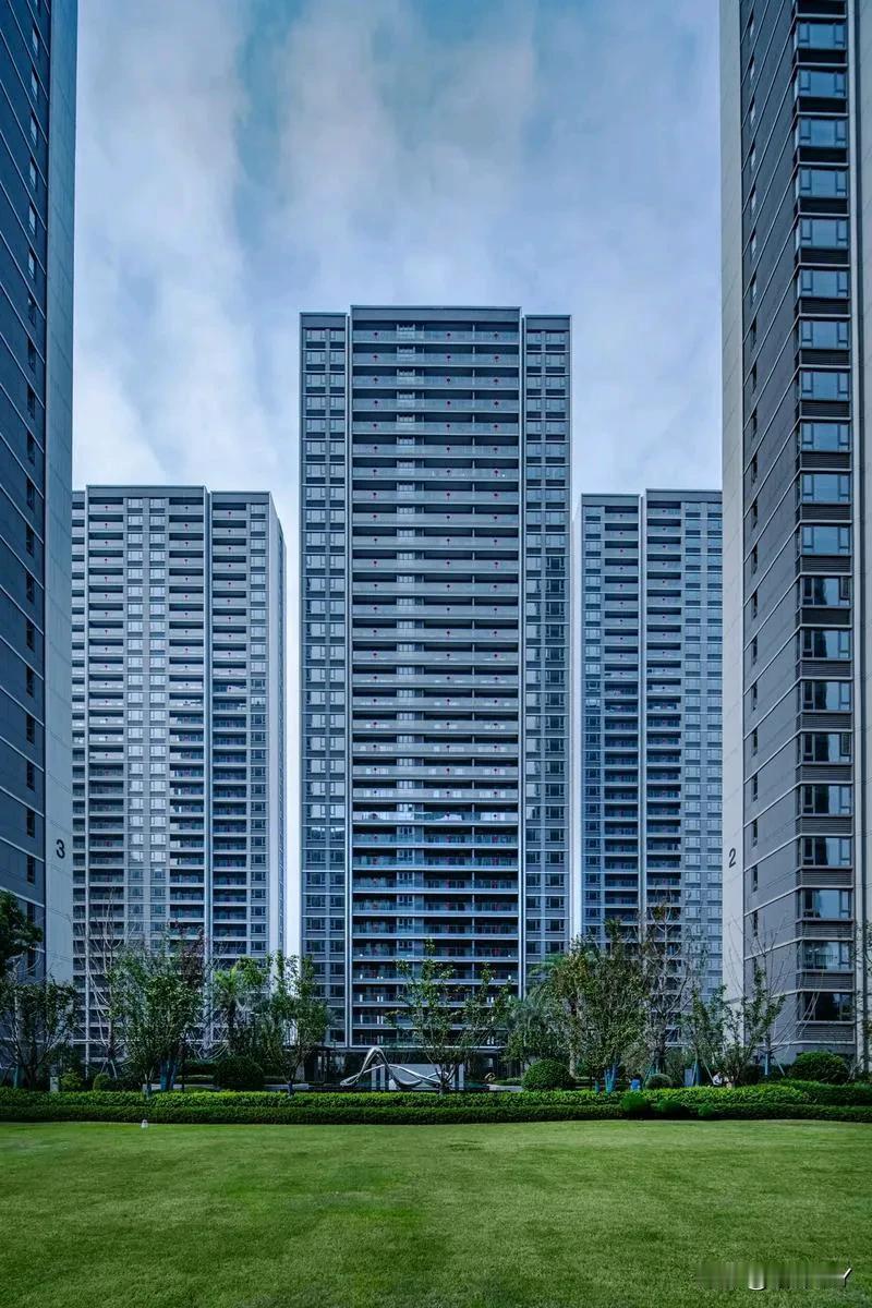 房产预售制是跟香港学的，不过仅仅学了一半，另一半也许是学不了，也许是只想学一半。