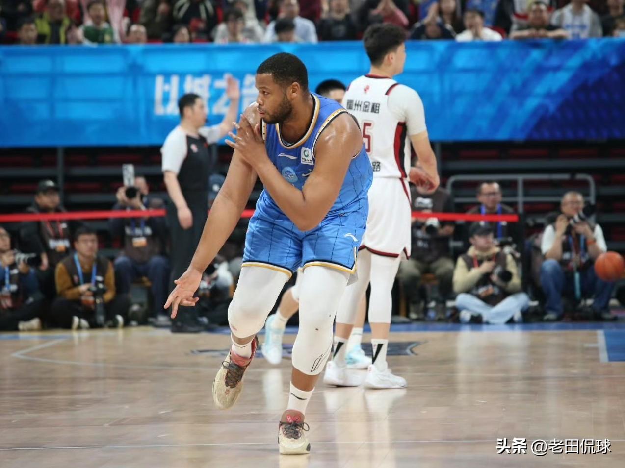 北京北汽重用斯佩尔曼收获奇效…北京北汽主场战胜浙江队，第四节重用斯佩尔曼收获了奇