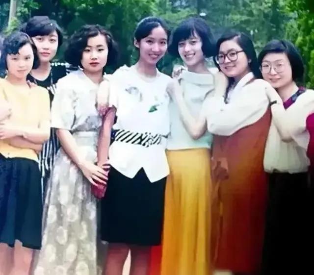谁能认出她？这张照片拍摄于90年代一个春暖花开的日子。

那时，她才20来岁，然