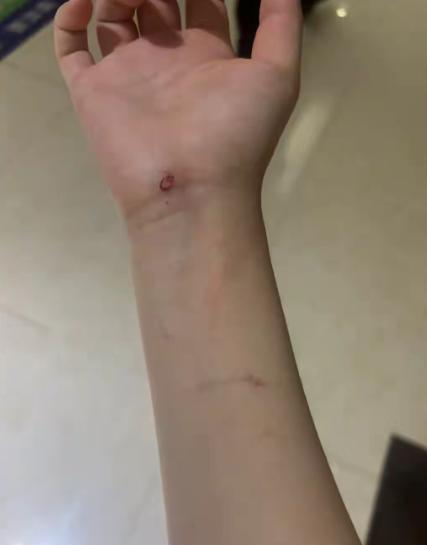 山东东营，女子出差在外，独自在家的18岁女儿被4个陌生人强行闯进家中，说其弟弟打