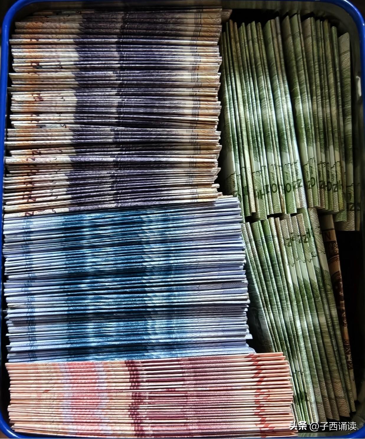 女儿上四年级，开始知道不乱花钱了，攒了这么多零花钱，而且还摆放的如此整齐，真的是