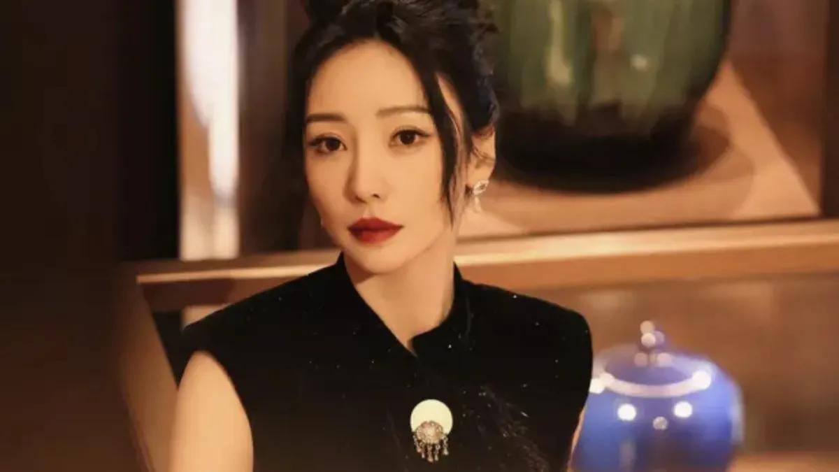 柳岩以一袭黑色露背裙惊艳亮相，曼妙的身姿在裙摆间流转，如同夜色中的精灵，神秘而迷