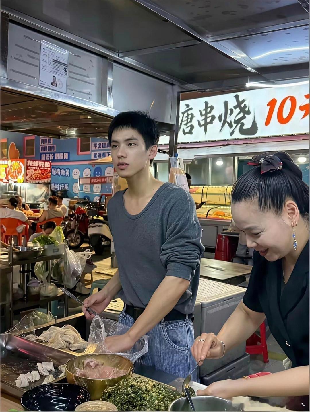 帅成这样不比明星差，为啥还要靠摆摊为生？ 
