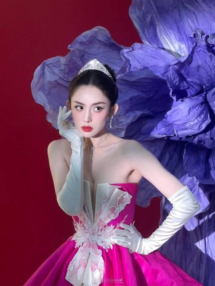 古力娜扎现身杭州娜扎震惊脸演我本人 娜扎在杭州发布会闹出可爱乌龙，把30份一年福