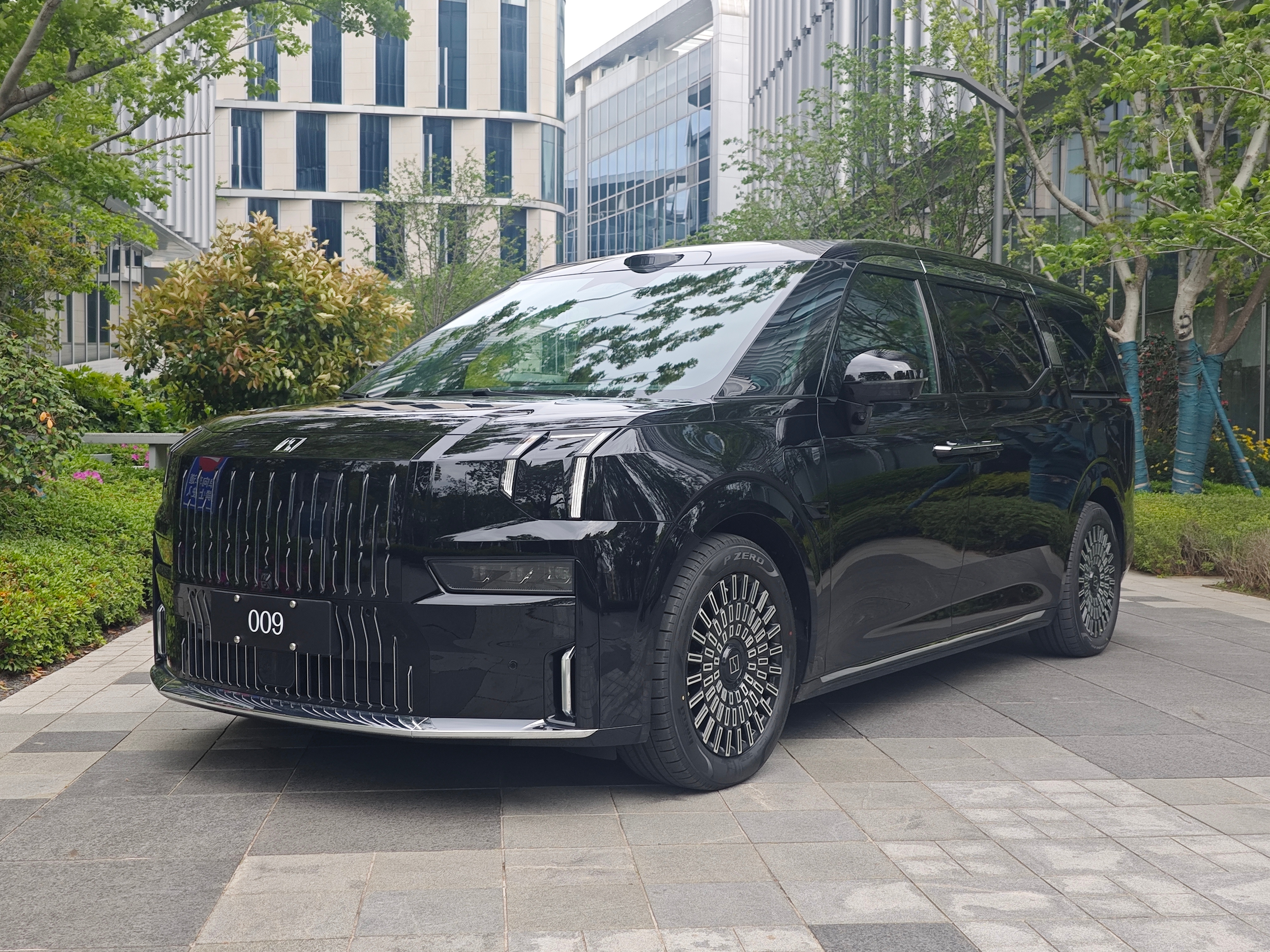 焕新极氪009新能源汽车我与汽车的日常 有人说白色好看，我同事说黑色好看，而我说