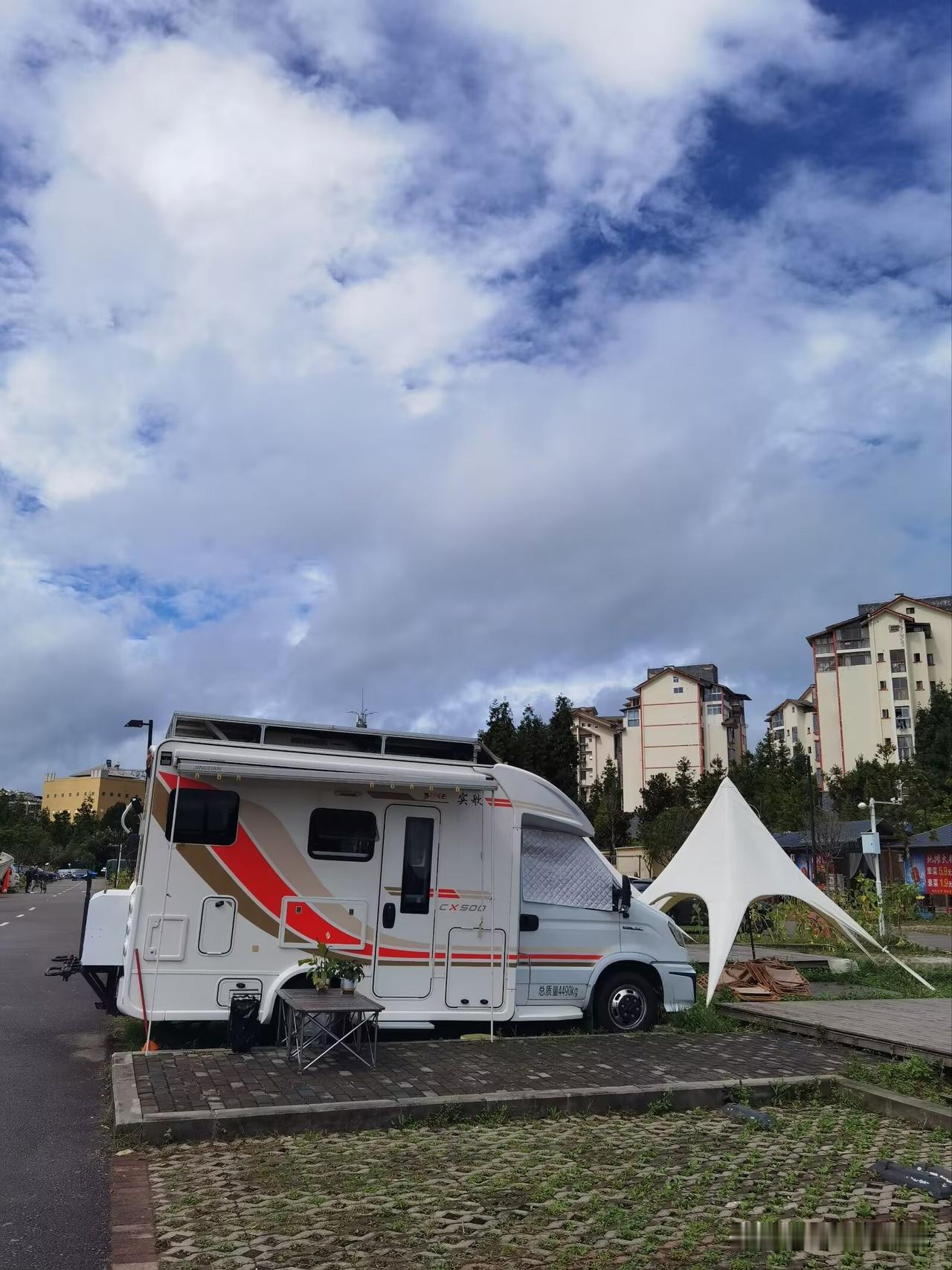 黄水大剧院广场后面，自驾游房车营地，在镇中心区域，生活十分方便！房车自驾游营地 