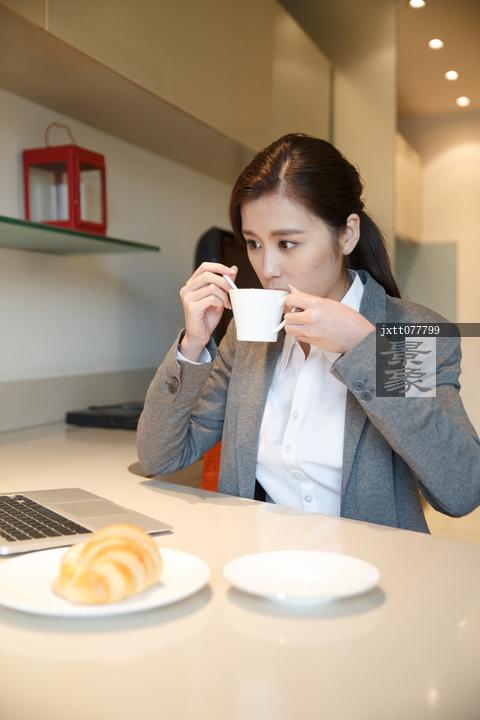 起床到底是先喝水还是先吃饭?
这个看似简单的问题，其实隐藏着我们许多人未曾注意到