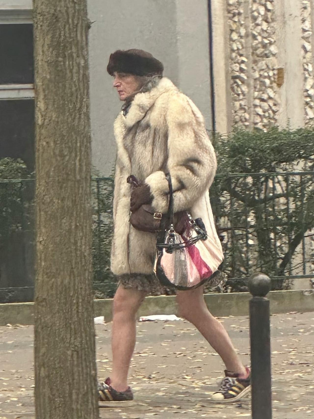 就服法国大妈

零下4度

照样光腿穿裙子

如果你在冬天去法国，会看到各种各样