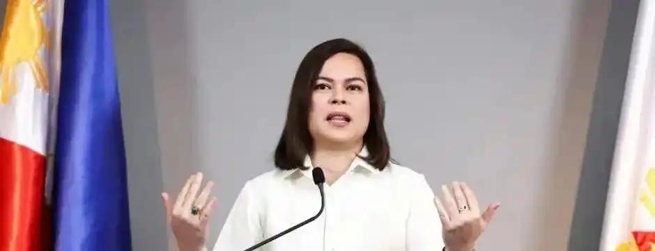 马科斯与杜特尔特两大家族的结盟，正式走向了兵戎相见。
 
导火索是一份逮捕令奎松