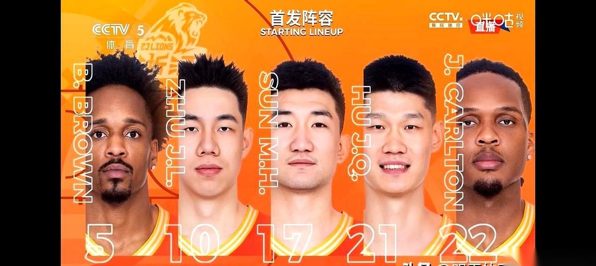 一场CBA揭幕战，看得我心里五味杂陈。
四个老外在场上神仙打架，各种高难度，各种