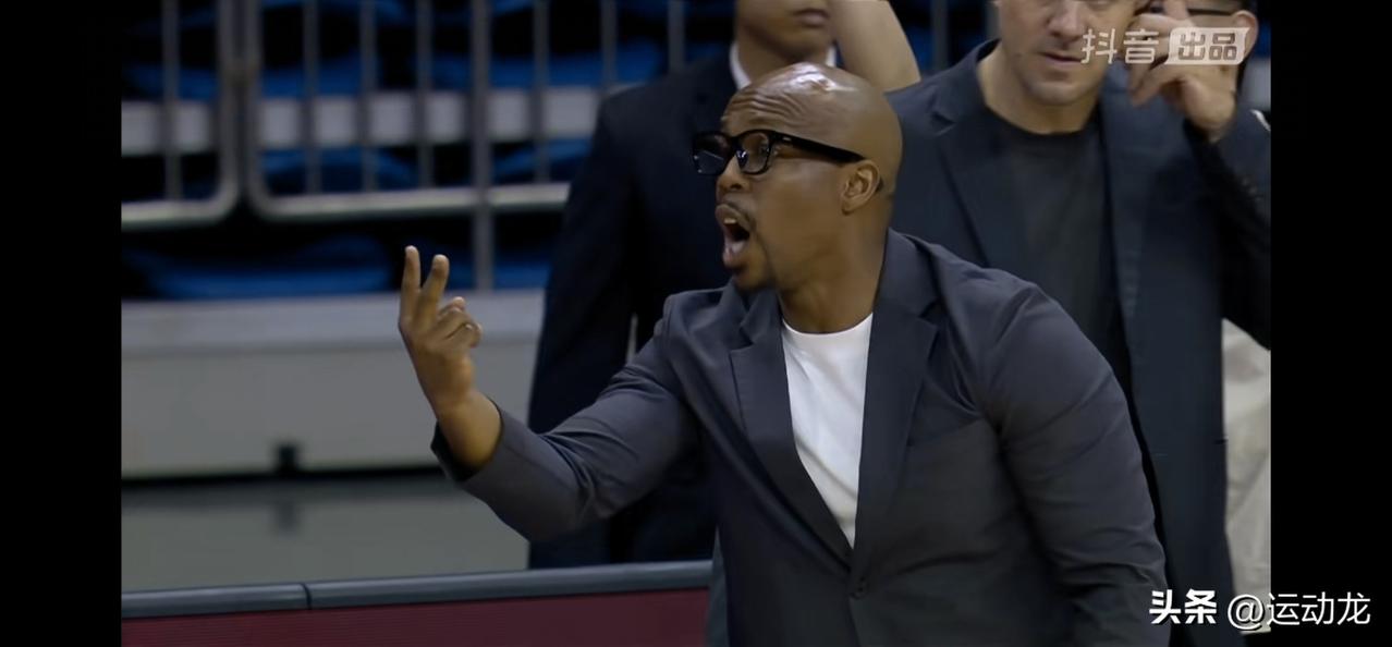 炸裂！双方三分球命中率60%对67%！
广州广州主场对阵辽宁，首节广州27:23