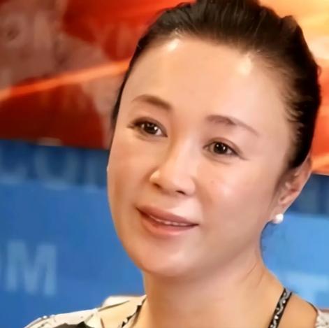 36岁离婚，52岁入狱，59岁独生子去世，如今62岁一个人孤苦伶仃，从云端跌入尘