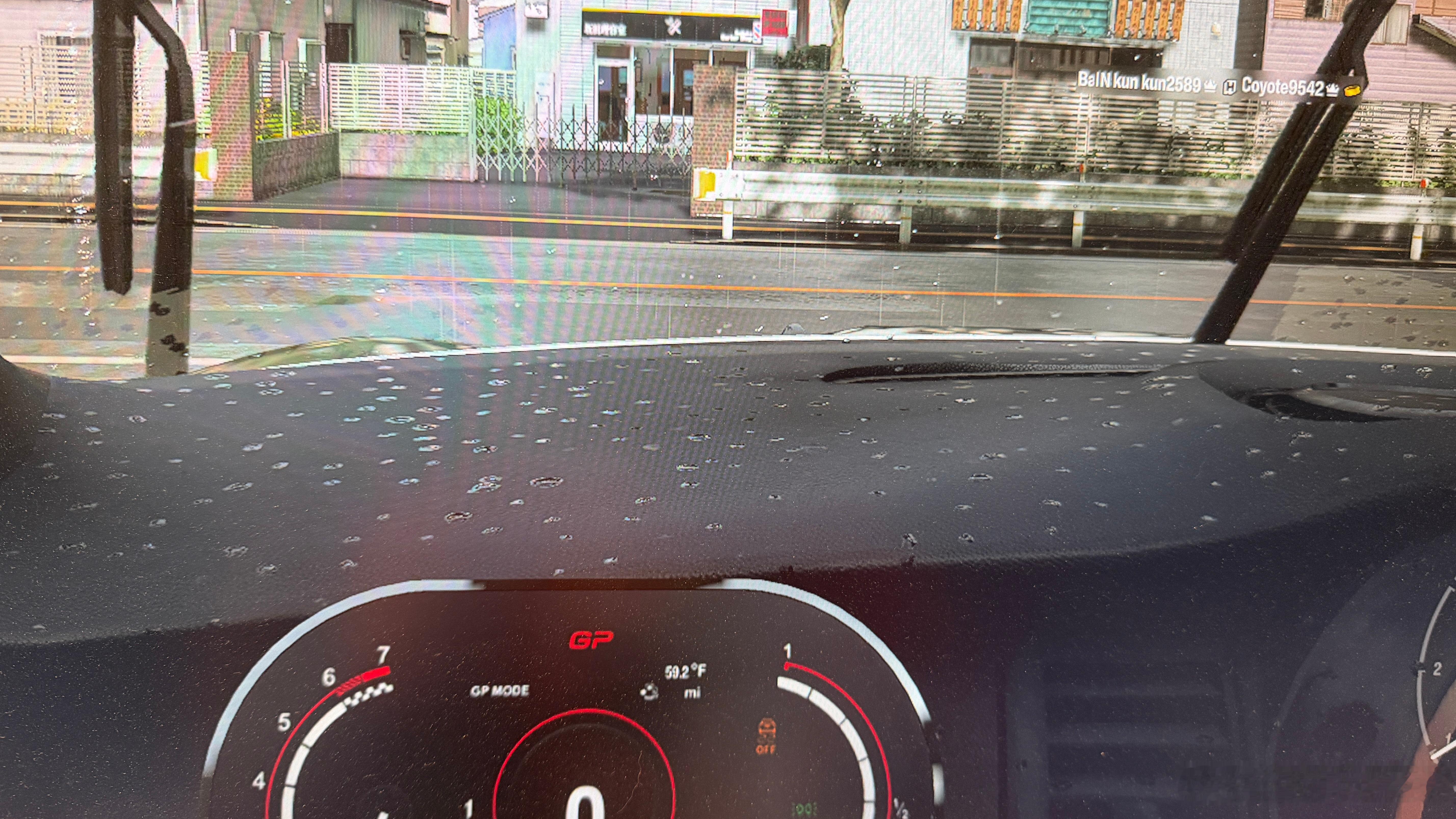 地平线6里的雨下的比今年广州的还勤，每次去跑圈速，刚要出成绩，雨就给我飘下来[允