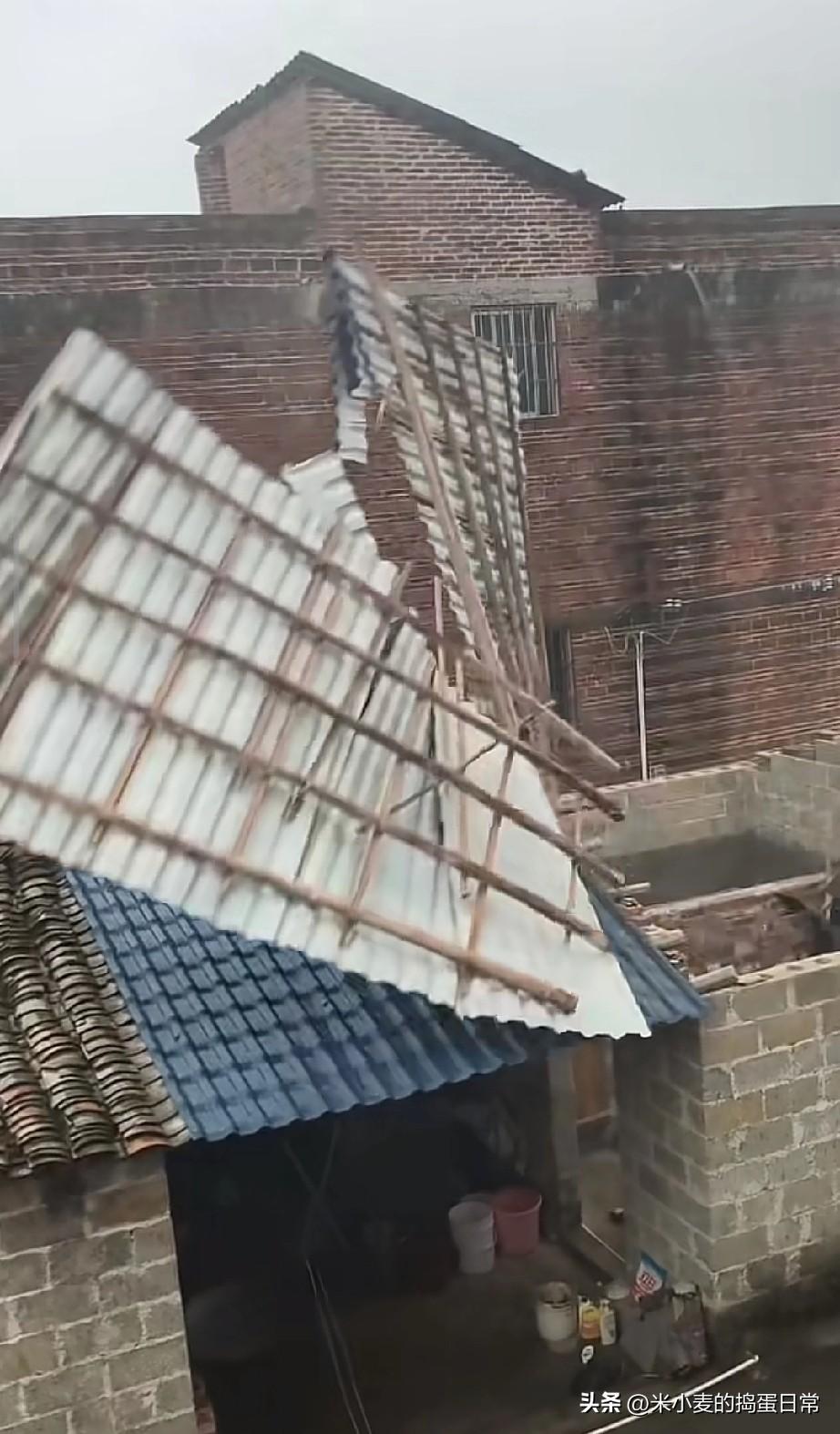 狂风掀翻屋顶，农村的房子在极端天气面前太脆弱了
 
刚刷到这段视频，看得我心惊肉