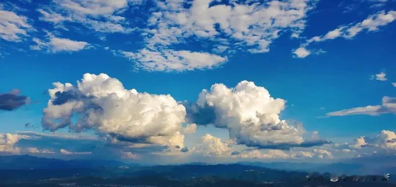 看到“看天上云来云去”这个上联，我就开始琢磨下联。这上联描绘了天空中云朵自由变幻