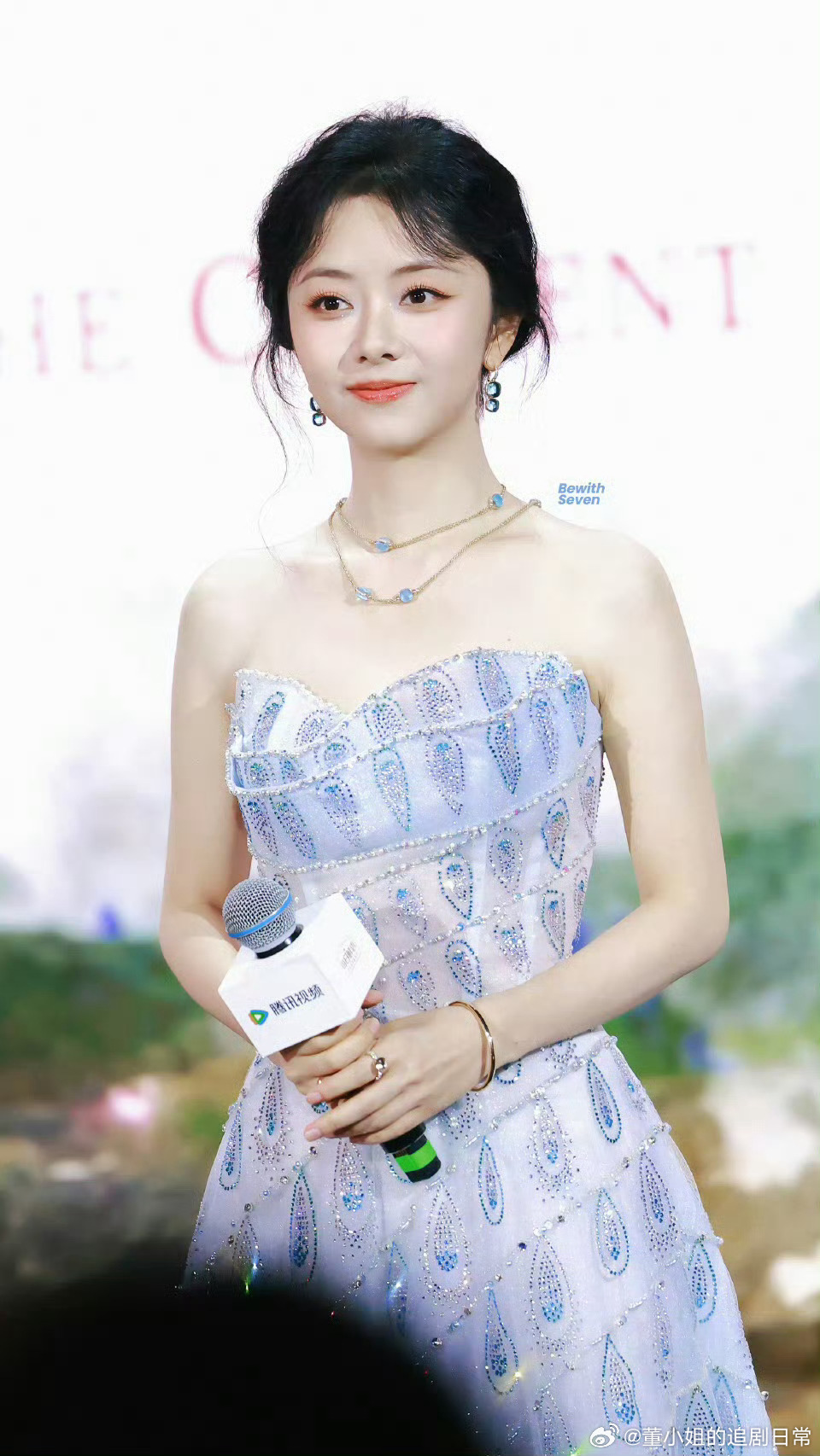 刘学义等谭松韵 新郎等新娘刘学义等谭松韵走红毯这一段真的甜到我了！俊男靓女好适配