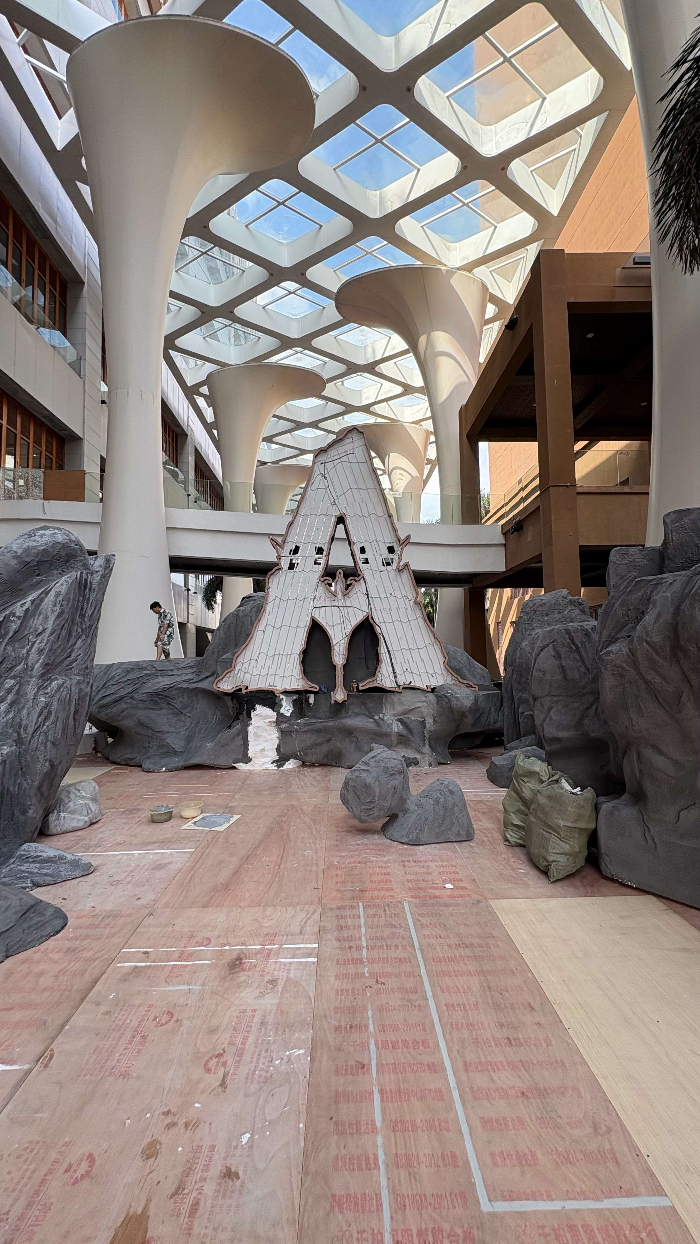 下周一的《阿凡达3》海南首映礼现场，工人们正在紧锣密鼓地进行搭建布置工作。海南岛