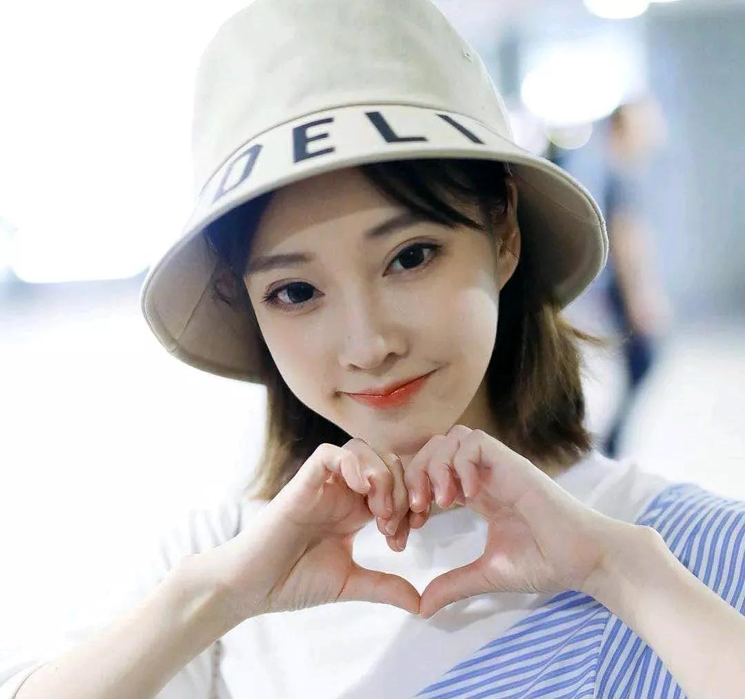 12月10日，网红冯提莫停播近一年后复播，直播间人数直接破十万。她说停播是因为甲