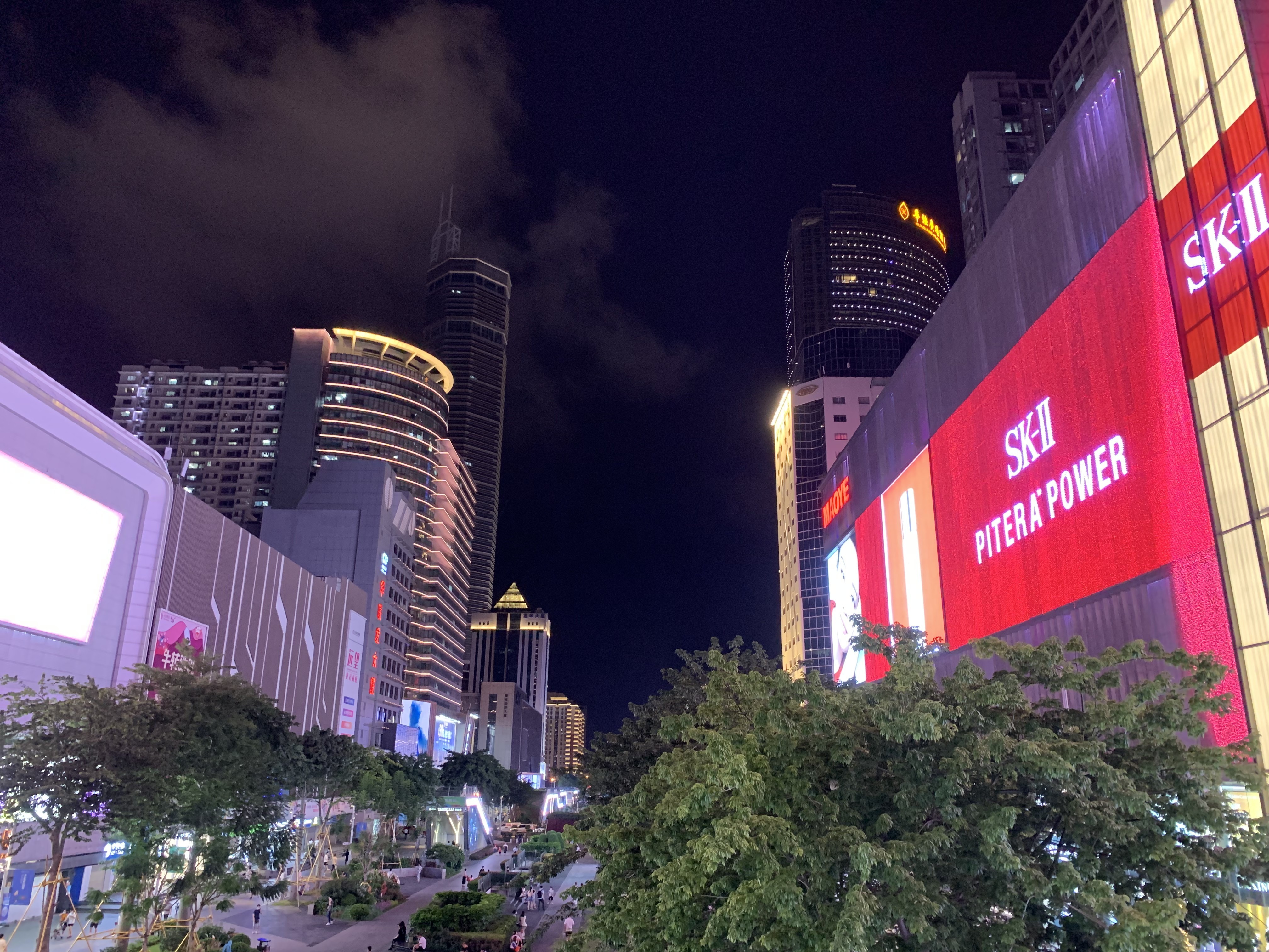 晚安股东老爷们。今天最魔幻的一对儿：加价一万的机器明天开卖，今天加价掉到三千；另