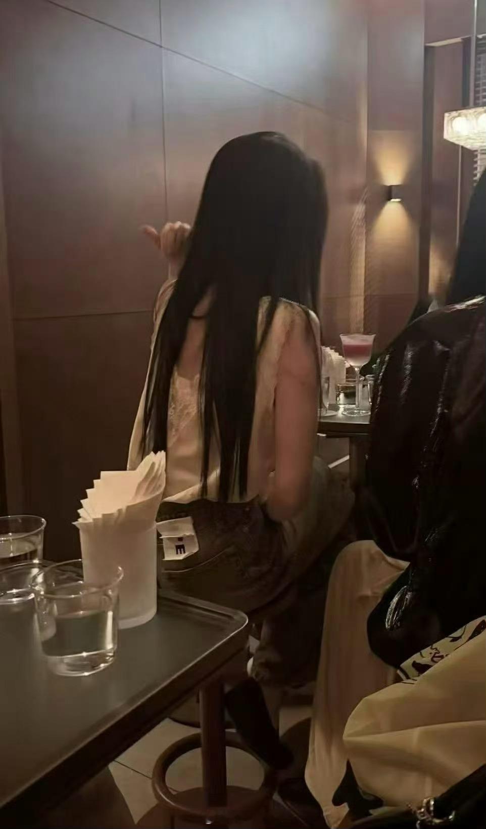 香港中环偶遇虞书欣有网友香港中环偶遇虞书欣，什么你是说你得到了虞书欣的签名，还被