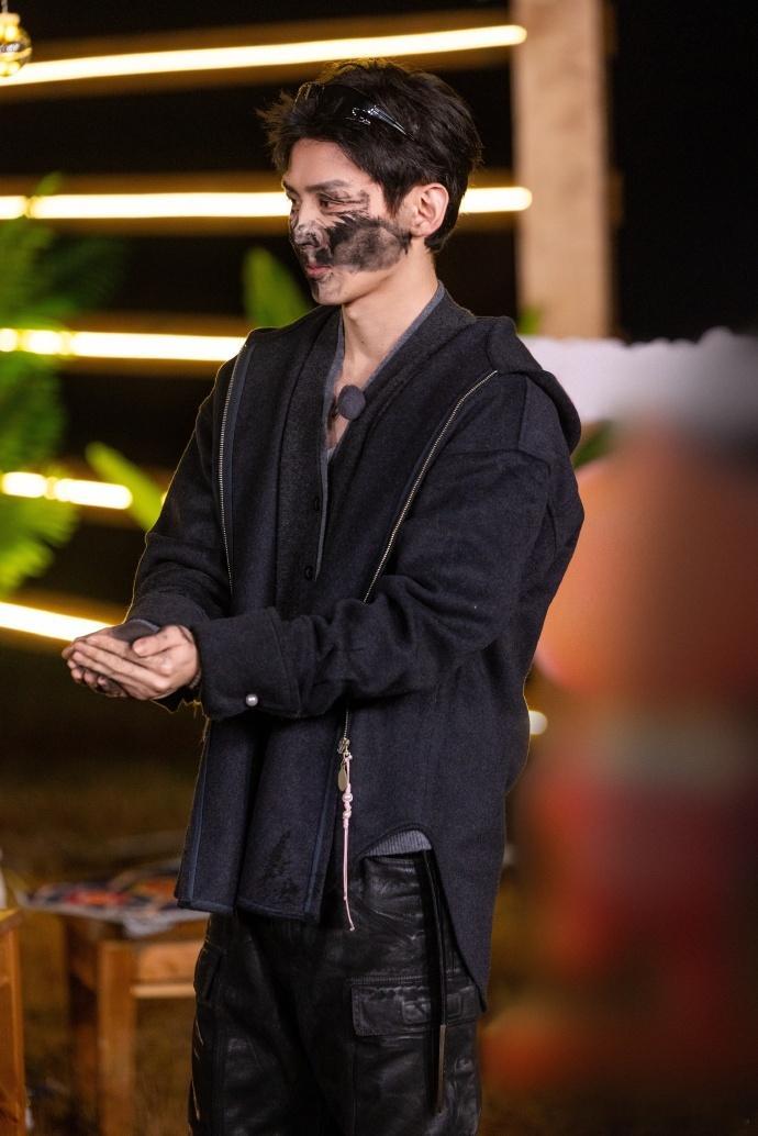 白敬亭黑乎乎的脸蛋，谁懂这个脏脏包白敬亭的可爱值啊，期待住中午和这个洗洗还能要的