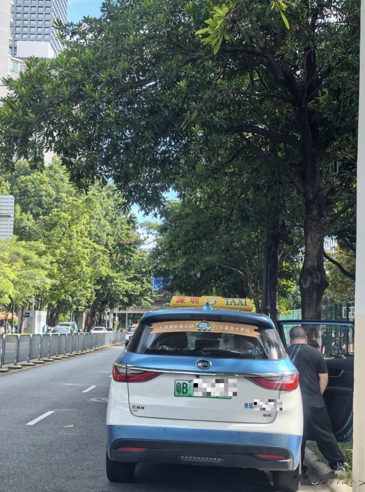 兄弟，我理解干你们这行上厕所不容易，但也不能这样骚操作吧，随车带个大点的空矿泉水