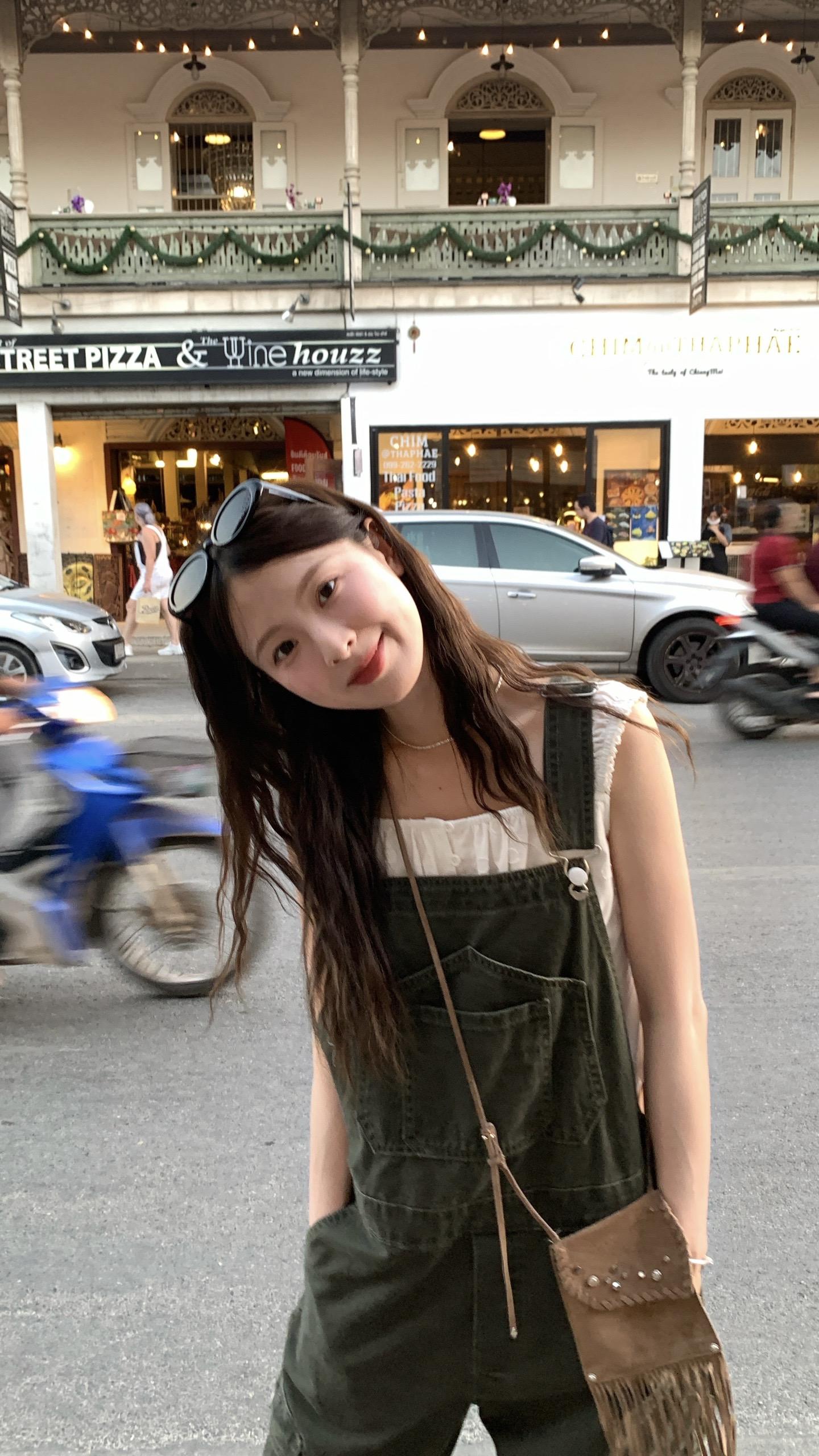 背带裤的夏天。