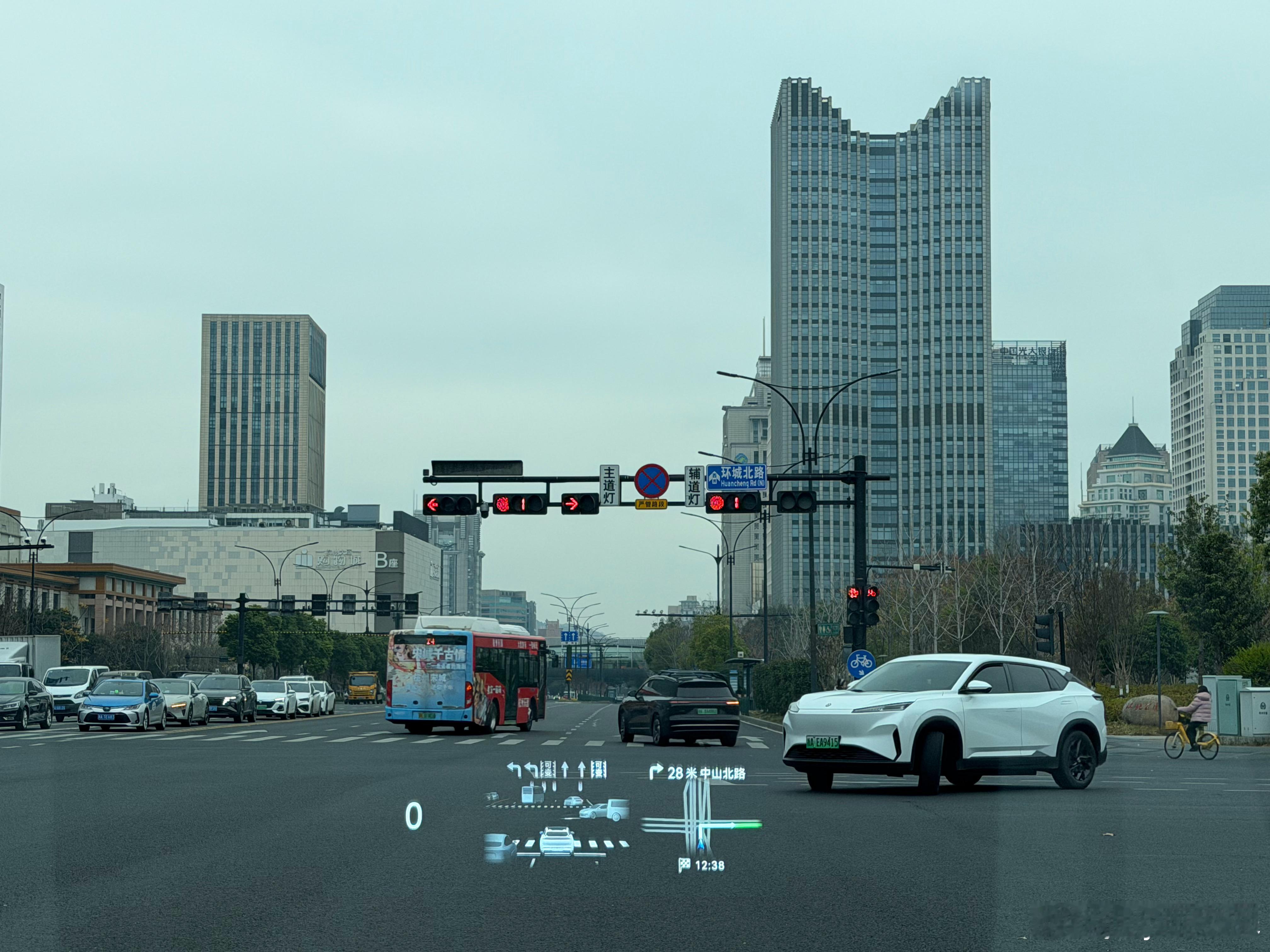 太难啦～在超宽路口，不仅传感器的距离会受限，文字如果有些不清晰也会影响识别，不只