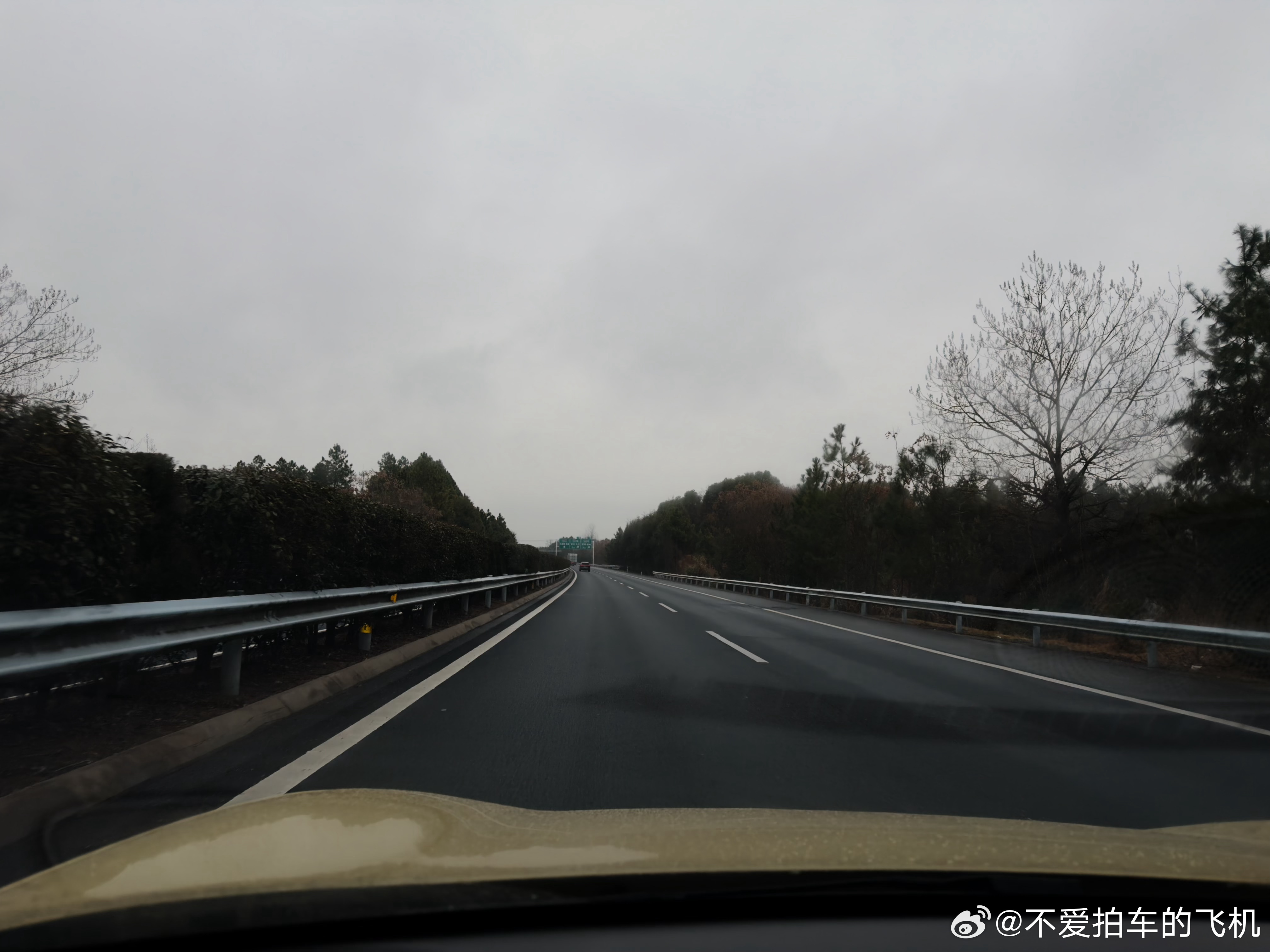 外面都这种天气了，自动大灯不应该开灯吗？？？？正在下雨，雨刮器也在工作，但凡是个