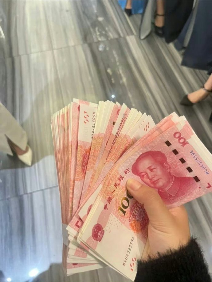 “   年轻时我们拼命爱人    成熟后我们拼命赚钱    总有一天你我都会站稳