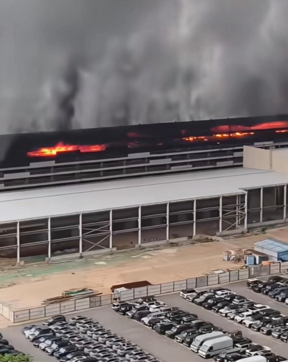 比亚迪公司起火。
4 月 14 日凌晨，深圳坪山比亚迪园区一立体车库（试验及报废